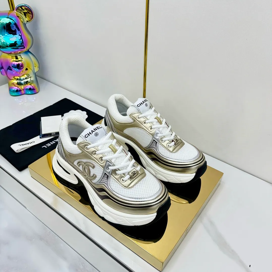 👟👟Ex-factory price 680👟👟 Upgraded version, upgraded version, upgraded version! No rebuttal accepted! ! ! ! Chanel Chanel panda shoes! 2025 counter's top casual sports shoes. This classic design; the upper is electro-embroidered with a variety of techniques; the outsole is fashionable and sporty; the unusual inclusion of a variety of color matching elements... The diversified mix and match is very good-looking and versatile, and can be used for leisure, fashion, sports, and outdoor... ꫛꫀꪝ Go➫ Materials: ❶Upper made of: original imported first-layer silk cowhide + original waterproof cloth + original first-layer cowhide ❷Inner lining: Original Yangli+Net ❸Outsole based on: Original TPU combination outsole Counter boutique packaging complete set for women 35–41 👉 👉 👉 👉